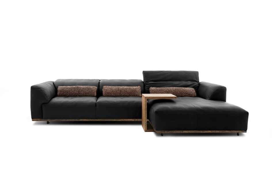 Sofa: Leder Wild Bull, Farbe black Nierenkissen: Stoff Doodle, Farbe cacao